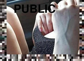 masturbation, public, amateur, ados, voiture, pieds, blonde, fétiche, solo, branlette-avec-les-pieds