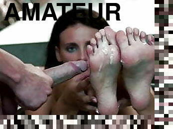 amateur, ejaculation-sur-le-corps, maison, pieds, belle, branlette-avec-les-pieds