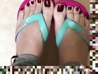 Wine toenails and havaianas