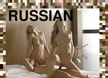 russe, ejaculation-sur-le-corps, énorme-bite, branlette, fellation-profonde, trio, sur-le-visage, blonde, sœur, incroyable