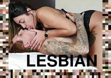 lésbicas, mulher-madura, latina, brasil, beijando, morena, tatuagem