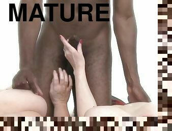 mature, fellation, interracial, hardcore, black, doigtage, trio, bite, sucer