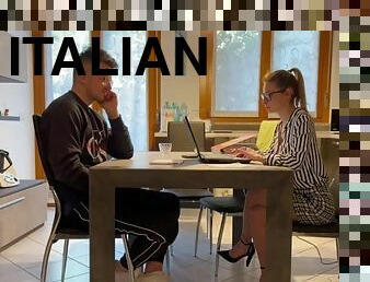 Annika, la consulente sexy viene scopata nel suo ufficio dal cliente Tommy. Dialoghi italiano. Italy