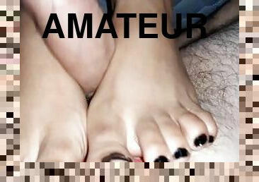 amateur, ejaculation-sur-le-corps, maison, latina, branlette, pieds, fétiche, branlette-avec-les-pieds, brunette, réalité