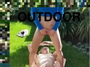 en-plein-air, pisser, chatte-pussy, amateur, lesbienne, fellation-profonde, blonde, petite, fétiche, jardin