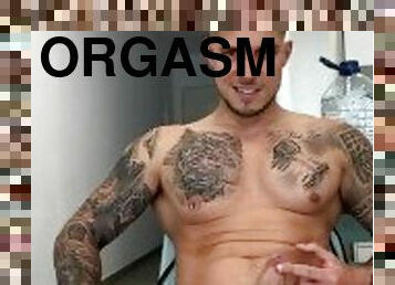 orgasme, amateur, ejaculation-sur-le-corps, gay, branlette, ejaculation, solo, musclé, salle-de-gym, tatouage