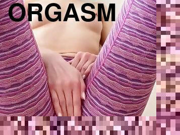 clitoris, masturbare-masturbation, orgasm, pasarica, fundulet, chilotei, stramta, solo, sala, uda