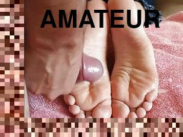 amateur, ejaculation-sur-le-corps, branlette, esclave, pieds, fétiche, branlette-avec-les-pieds, domination, taquinerie