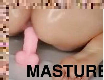 Se masturba con juguetes mientras se baña