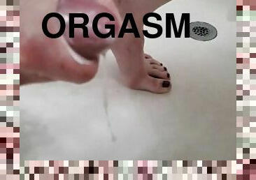 Jessie Cums on the Floor in the Tub