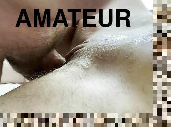 Il se branle devant cette chatte jusqu'a jouir. Baise en gros plan