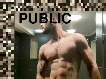 publik, amatör, gay, stripp, kåt, ensam, muskulös, gym, tatuering, retande