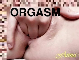 clitoris-bagian-atas-vagina-paling-sensitif, ekstrem, orgasme, vagina-pussy, seorang-diri, jarak-dekat, basah, berair, penyebaran