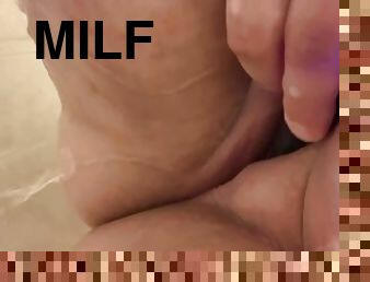 baignade, clito, masturbation, pisser, chatte-pussy, amateur, milf, jouet, belle-femme-ronde, point-de-vue