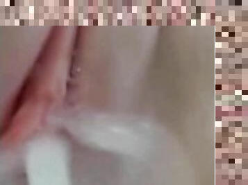 Mónica se Masturba en su Lavado íntimo Profundo Orgasmo con agua a Presión en la Vagina