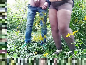 cul, grosse, masturbation, en-plein-air, collants, russe, milf, belle-femme-ronde, bas, tatouage