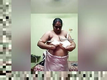 Mallu Bhabhi Shows Her Boobs