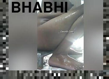 Today Exclusive- Desi Bhabhi Record Her Bathing Video
