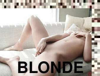 blond, ensam