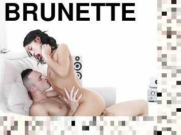 ejaculation-sur-le-corps, énorme-bite, sur-le-visage, brunette