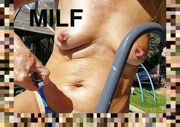 énorme, masturbation, mamelons, en-plein-air, milf, horny, percé, piscine, insertion