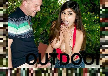 Gulosa da Mia Khalifa - Mia khalifa gives head outdoors by the pool