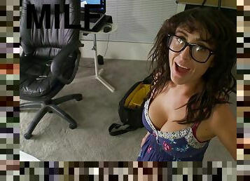 Nerdy milf in glasses works over a dick with her tight butt