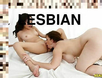 tua, lesbian-lesbian, muda-diatas-18, manis, cantik-pretty, lebih-tua, tua-dan-muda, erotis