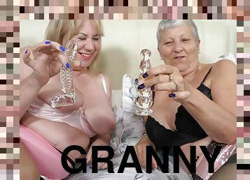 Granny Savana Knows How To Handle A Big Dildo