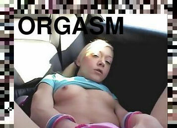 Lil Lexy fingers her pussy in the car