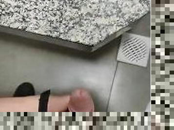 Polizei masturbation in the toilet of the mall