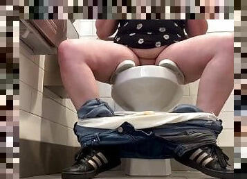 Goddess Amanda’s Fat Pierced Pussy Pissing in the Toilet