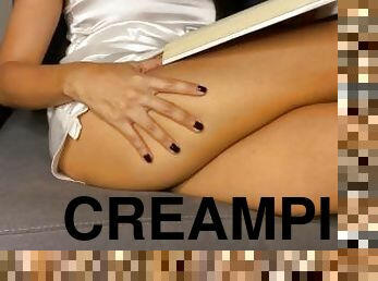 !Creampie¡ !Lindos pies¡ Esposa caliente se toca mientras lee! sus vecinos duermen!!