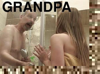 banyo-yapma, baba, köpekçik, yaşlı, amcık-pussy, güzellik, oral-seks, üstüneyüzüne-boşalma, öpüşme, dad-girl