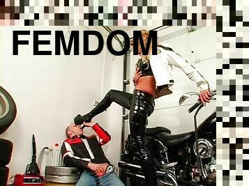 bdsm, blonde, motard, domination, femme-dominatrice, fessée, talons-hauts, cuir