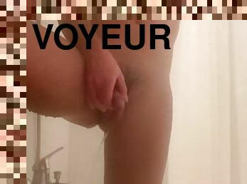 Surpris sous la douche VOYEUR