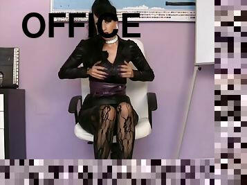 Hardcore brunette secretary pleasures her naughty pussy at the office