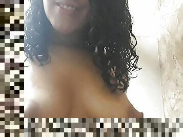 bañando, tetas-grandes, pezones, amateur, madurita-caliente, casero, latino, mamá, natural, tetas