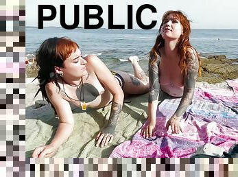 nudist, utendørs, offentlig, lesbisk, strand, høyskole, brunette, tattoo, toppløs
