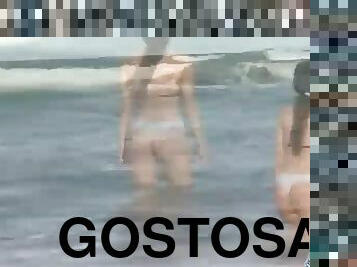 Gostosa de biquini transparente na praia