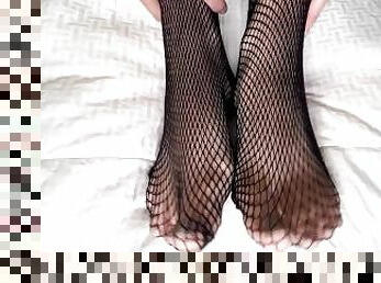 gros-nichons, babes, milf, maman, pieds, ejaculation, résille, fétiche, solo, branlette-avec-les-pieds