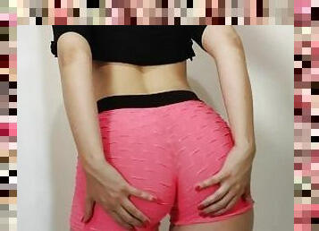 Chica caliente mostrando su coño en micro shorts
