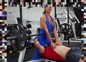 Fit Latina beauty handles the guy's muscular cock