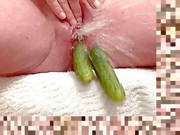 clitoris-bagian-atas-vagina-paling-sensitif, kencing, umum, vagina-pussy, muncrat, amatir, jenis-pornografi-milf, permainan-jari, toilet, ditindik