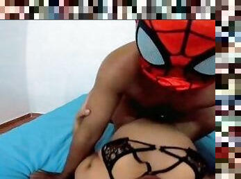 Spiderman folla con una fan