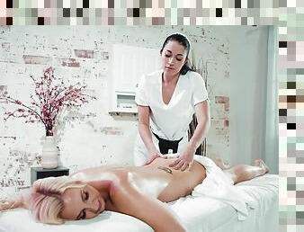 Sensual massage convinces blonde woman to try lesbian oral