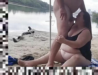 nudiste, en-plein-air, ejaculation-sur-le-corps, belle-femme-ronde, plage, double, sur-le-visage, pute, attrapée, brunette