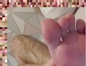 Teen Twink shows off his Feet