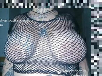 WEBCAM BBW TETONA JUGANDO CON SUS TETAS TATUADAS ENORMES NATURALES / PORNO EN ESPAOL