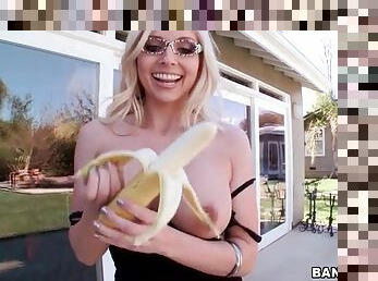 tetas-grandes, al-aire-libre, rubia, banana